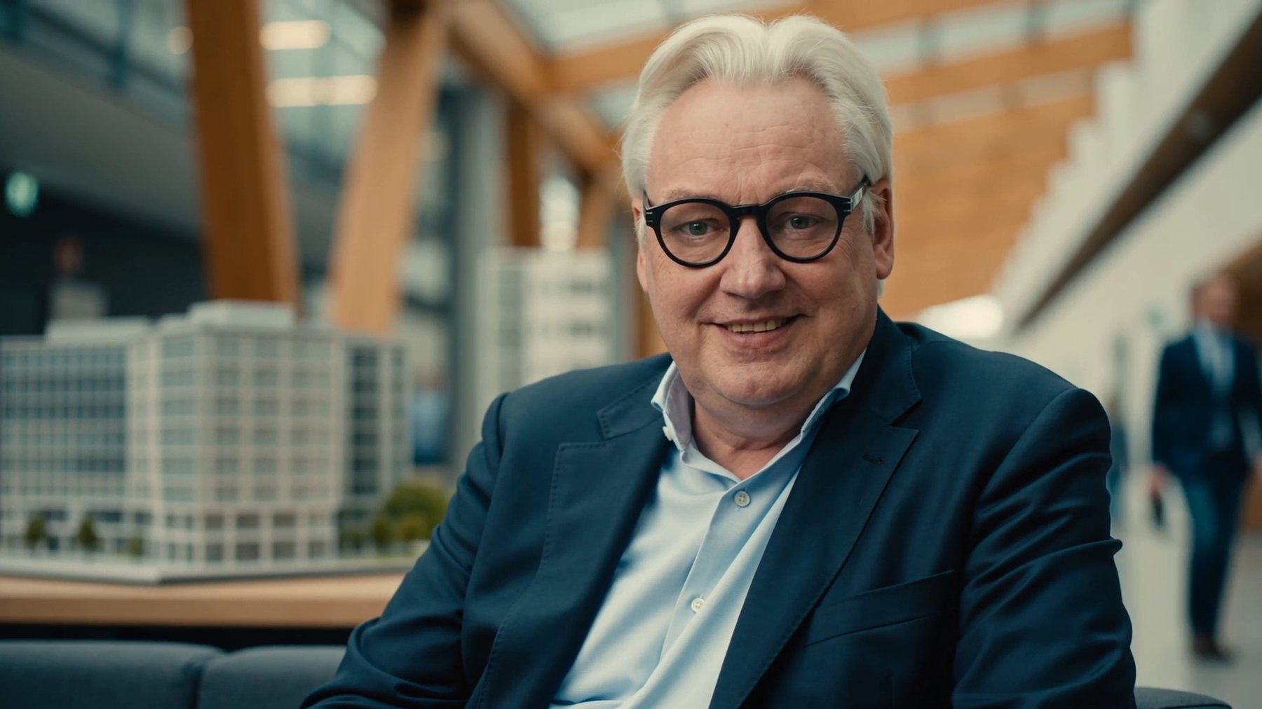 Beratung am Architekturmodell einer Klinik — Szene aus dem LPS-Imagefilm